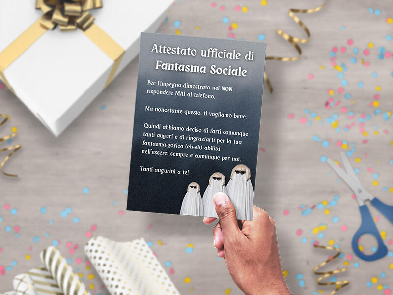 Mockup biglietto Fantasma Sociale per occasioni speciali su sfondo con elementi tipici da festa
