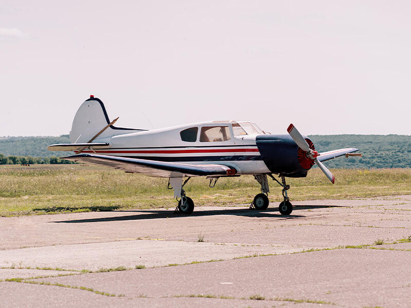 Aeroplano ad elica su pista di atterraggio