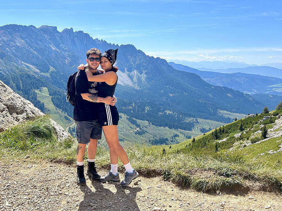 Coppia di giovani in montagna in estate
